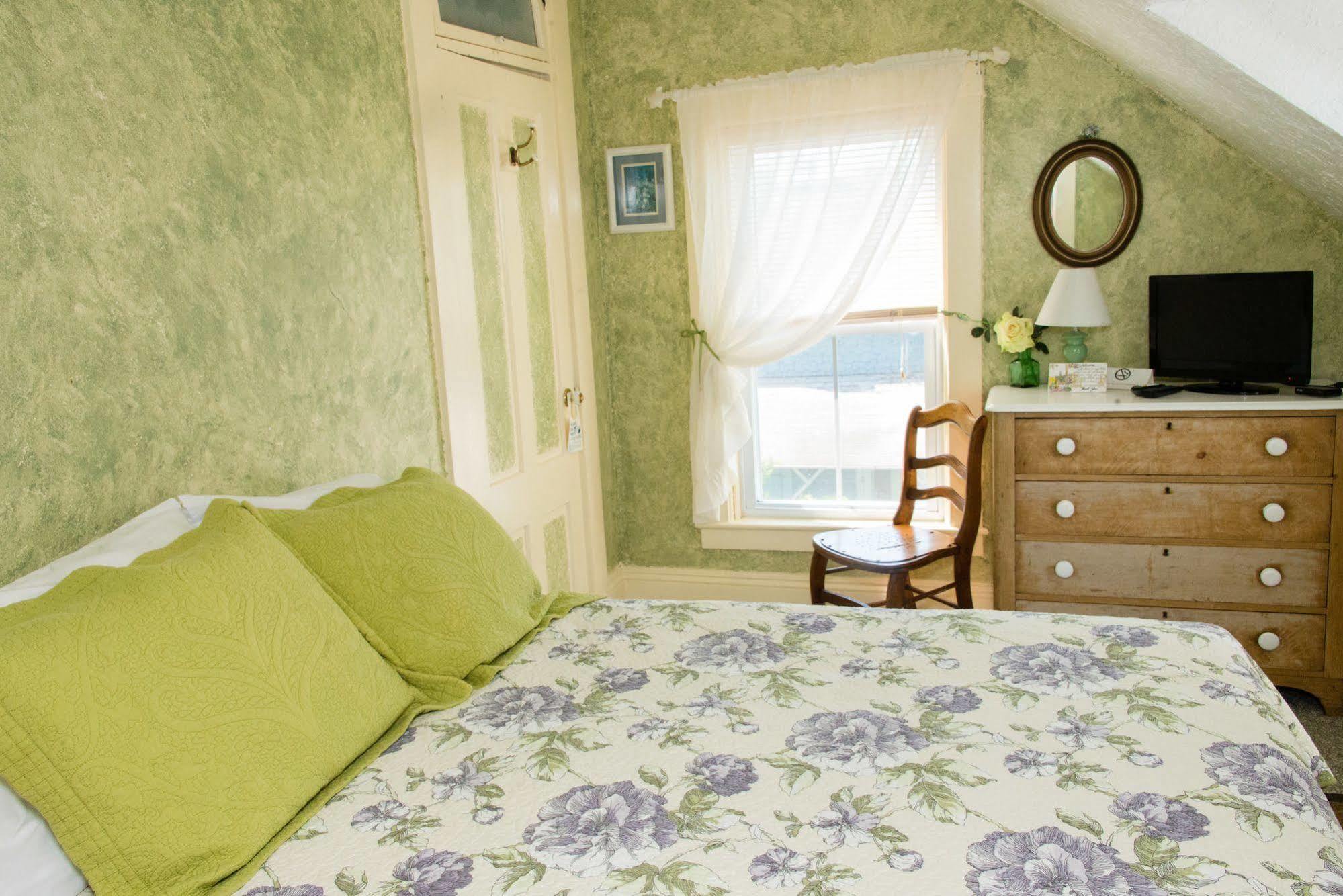 Narragansett House Bed & Breakfast Oak Bluffs Exterior photo